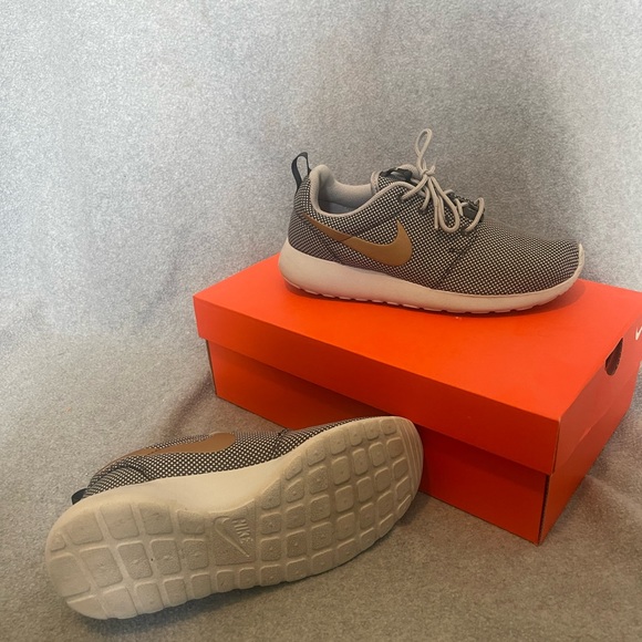 Nike Roshe - Picture 2 of 3